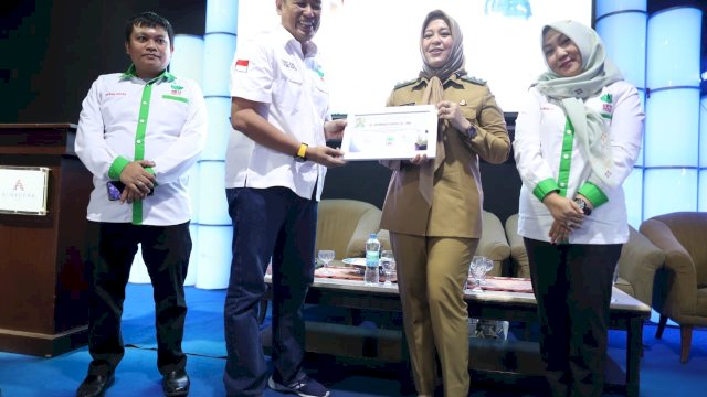 Ketua Pemuda HKTI Sulsel, Rachmat Sasmito memberikan cinderamata kepada Wakil Wali Kota Makassar, Hj Fatmawati Rusdi, Senin (5/6). 