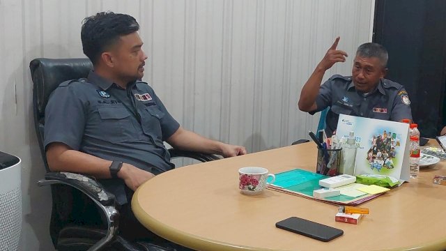 Direktur Operasional Perumda Parkir Makassar Raya, Christopher Aviary (kiri). 