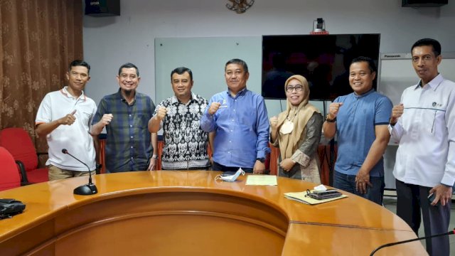 Direktur politeknik STIA LAN Makassar Prof. Amir Imbaruddin saat menerima Panitia Pelaksana Reuni Akbar SMPN I, Malino Tinggimoncong, Kabupaten Gowa