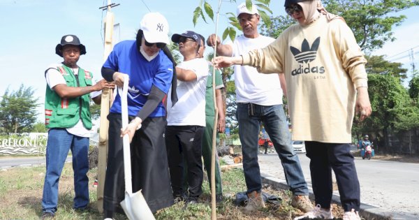 DLH Pangkas Ranting, Wawali dan TP PKK Tanam Pohon