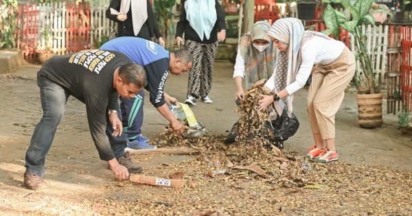 Peduli Lingkungan, Rutin Direksi dan Karyawan PDAM Gelar Bersih-bersih