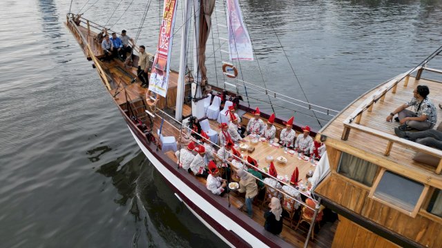 Wali Kota Makassar Moh Ramdhan Pomanto menjamu para rombongan Wali Kota se-Indonesia di atas perahu phinisi, Rabu (12/07/2023).
