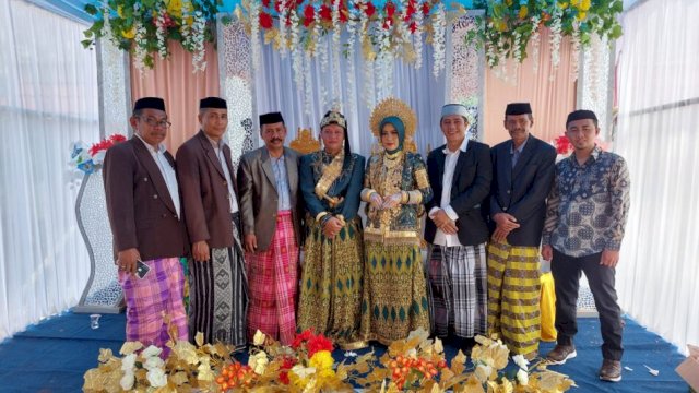 Deng Ical (dari kanan ketiga) berfoto besama pengantin dan keluarga, Senin (3/7). 