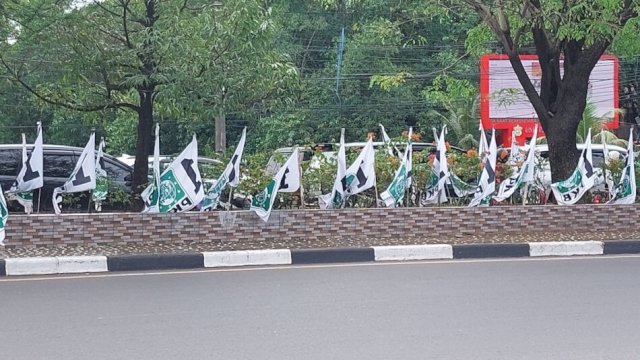 Atribut bendera PKB bertebaran di Jl Perintis Kemerdekaan (pintu satu Unhas). 