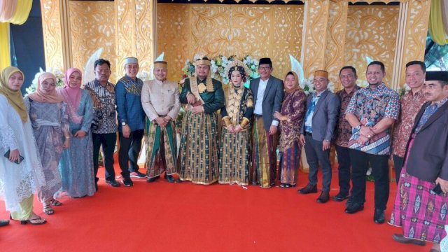Rombongan PKB Sulsel menghadiri resepsi putra Karaeng Patta (jas krem) di Jeneponto, Selasa (11/7). 