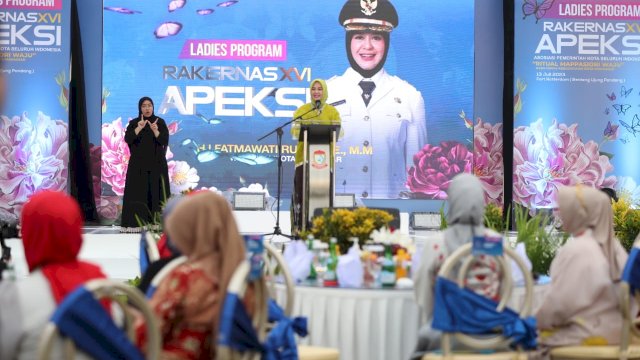 Wakil Wali Kota Makassar Fatmawati Rusdi memperkenalkan program strategis Pemkot Makassar di hadapan para istri Wali Kota dan Wakil Wali Kota se-Indonesia pada acara Ladies Program APEKSI XVI yang dihelat di Benteng Rotterdam, Kamis (13/07/2023).