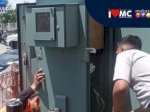 Sigap, Petugas Dishub Makassar Perbaiki Traffic Light Padam di