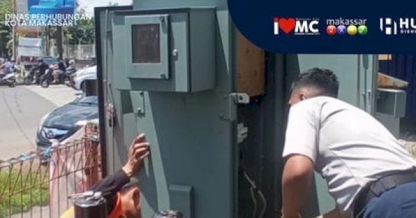 Sigap, Petugas Dishub Makassar Perbaiki Traffic Light Padam di
