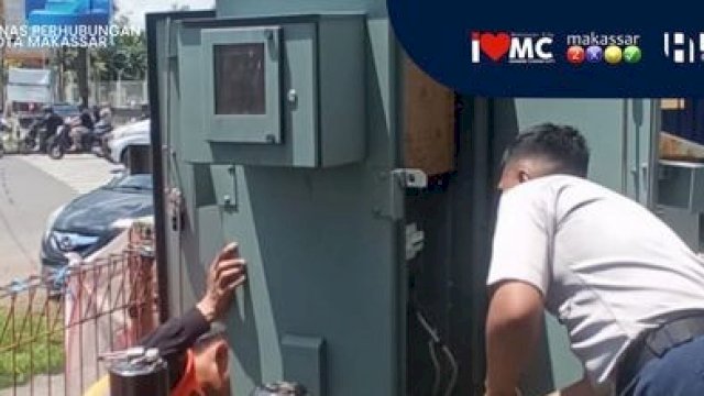Sigap, Petugas Dishub Makassar Perbaiki Traffic Light Padam di