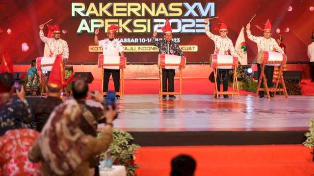 Rapat Kerja Nasional (Rakernas) Asosiasi Pemerintah Kota Seluruh Indonesia (APEKSI) XVI Tahun 2023 resmi dibuka di Kota Makassar, Sulawesi Selatan. Acara pembukaan dilaksanakan di Upperhills Convention Center, Rabu (12/7/2023).
