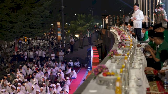 Wali Kota Makassar Moh Ramdhan Pomanto di sela-sela sambutannya dalam acara Makassar Bermunajat, Melangitkan Doa, Membumikan Kebaikan Dalam Rangka Menyambut Tahun Baru 1 Muharram 1445 Hijriah yang diadakan PCNU Kota Makassar di Anjungan Pantai Losari, Rabu, (19/07/2023), malam.