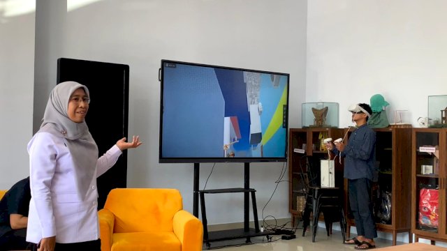 Plt Kepala Diskominfo Kota Makassar, Ismawaty Nur menjelaskan kolaborasi dan kontribusi Diskominfo terhadap pengembangan UKM dihadapan peserta Latpim Bali di Inkubator UKM Kota Makassar, Jalan A.P Pettarani No. 4D, Rabu (5/07/2023).