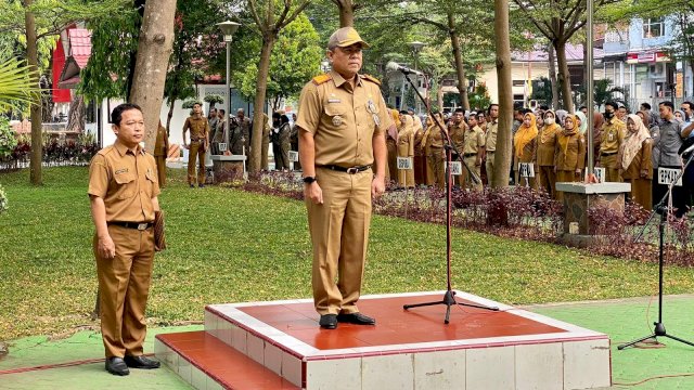 Asisten III Bidang Administrasi Umum Kota Makassar Mario Said saat menjadi pemimpin upacara Peringatan Harkitnas ke-115 di Halaman Kantor Balai Kota, Jalan Ahmad Yani, Senin (22/05/2023).