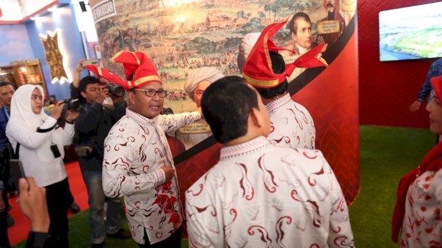 Danny Pomanto mengunjungi Booth Kota Makassar bersama Ketua Apeksi, Bima Arya, Rabu (12/7/2023).