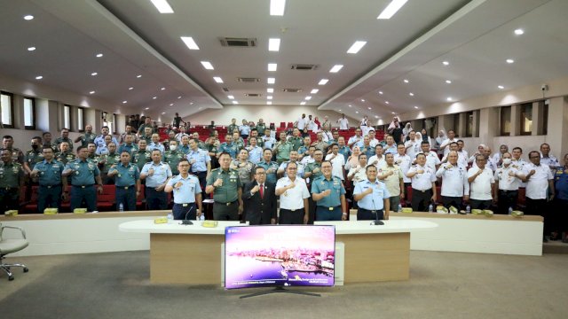 Wali Kota Makassar Moh Ramdhan Pomanto bersama peserta Kuliah Kerja Dalam Negeri (KKDN) Pasis Dikreg LI Sesko TNI TA 2023, di Ruang Sipakatau Kantor Balai Kota Makassar, Rabu (26/07/2023). Danny Pomanto berkesempatan sharing pengalaman bagaimana ia membangun Kota Makassar di tengah potensi bencana dunia dengan memperkenalkan program unggulan Pemkot Makassar.