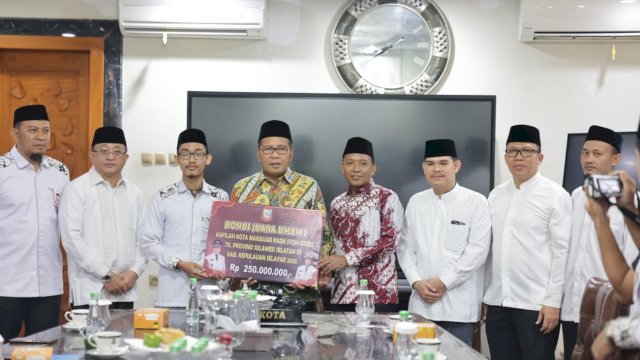 Wali Kota Makassar Moh Ramdhan Pomanto menyerahkan langsung bonus senilai total Rp145 juta kepada Kafilah Makassar pemenang kompetisi Seleksi Tilawatil Qur'an dan Hadits (STQH) Tingkat Provinsi Sulsel XXXIII Tahun 2023 di Kediaman Pribadinya, Jl Amirullah, Rabu, (19/07/2023).