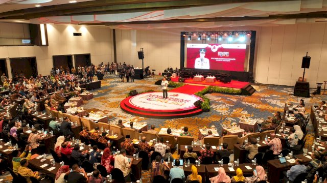 Danny Pomanto di hadapan peserta Makassar Investment Forum Rakernas APEKSI XVI di Claro Hotel, Jumat, (14/07/2023).