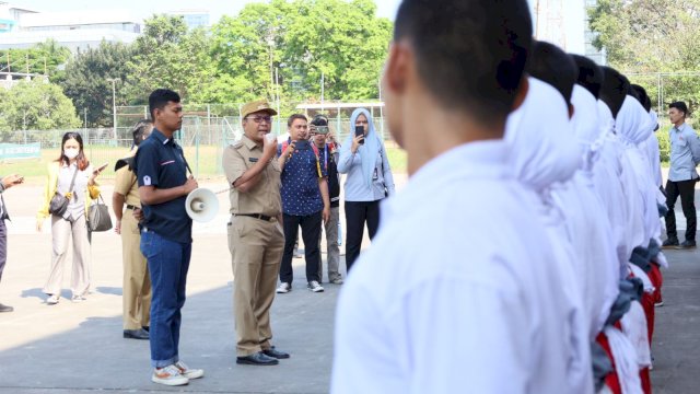 Wali Kota Makassar Moh Ramdhan Pomanto mengecek latihan anggota Paskibraka Kota Makassar di Tribun Lapangan Karebosi, Senin (24/07/2023).
