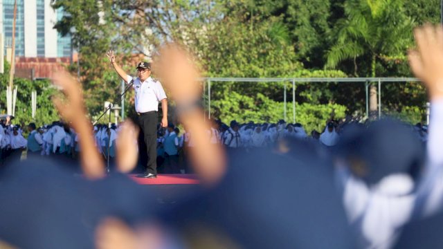 Wali Kota Makassar, Moh Ramdhan Pomanto mengajak seluruh pelajar SMP se-Kota Makassar untuk bersama-sama memerangi narkoba, tawuran, balap liar, hingga hoax yang banyak berseliweran di media sosial. Pesan-pesan itu ia sampaikan di hadapan 5.000 pelajar saat memimpin Apel Pelajar SMP se-Kota Makassar di Tribun Lapangan Karebosi, Rabu (26/07/2023).