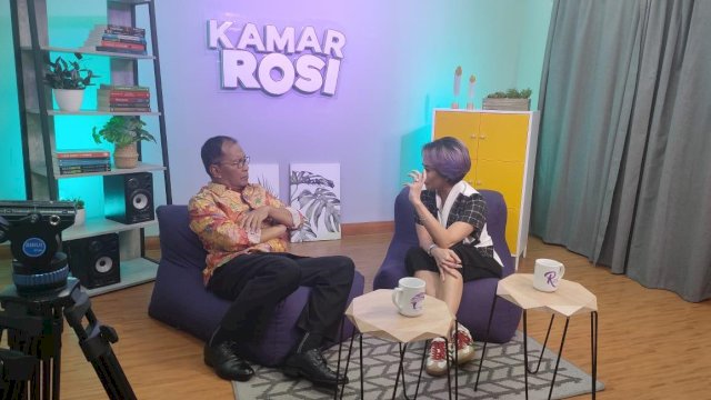menjadi narasumber pada program ‘Kamar Rosi’ Kompas TV, di Studio Menara Kompas TV, Jakarta, Senin (17/04/2023).