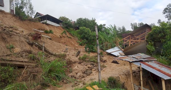 Hujan Akibatkan Longsor di Desa Orobua, Gilingan Padi Warga Ikut Tertimbun