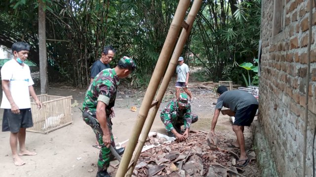 Sigap, Anggota Koramil 14 Minggir Gerak Cepat Bantu Warga Korban Gempa