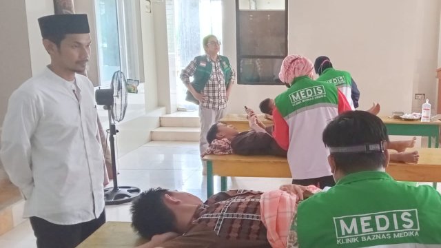 Ketua PW MPII Sulsel, Akbar Hadi meninjau sunatan massal. 