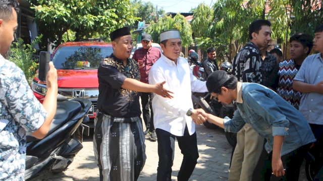 Deng Ical hadiri resepsi pernikahan salahsatu warga di BTN Griya Barombong, Minggu (9/7).