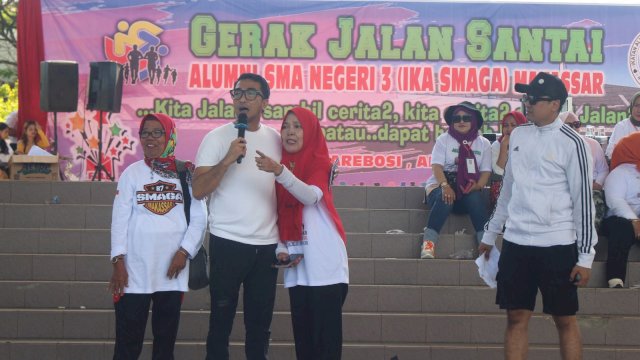 Legislator NasDem Mario David bersama mantan guru SMAGA, Minggu (9/7). 