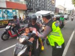 Edukasi Warga Tertib Lalulintas, Satlantas Polres Magelang Kota Bagi Brosur di Jalan