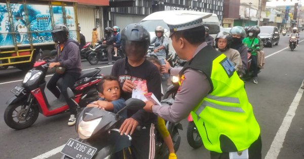 Edukasi Warga Tertib Lalulintas, Satlantas Polres Magelang Kota Bagi Brosur di Jalan