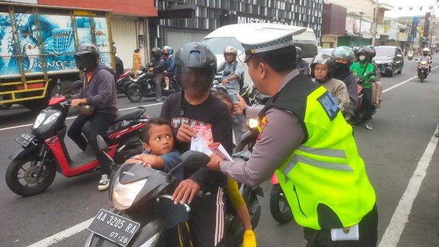 Edukasi Warga Tertib Lalulintas, Satlantas Polres Magelang Kota Bagi Brosur di Jalan