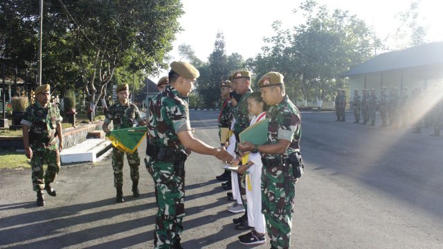 Harumkan Nama Satuan, Prajurit Armed 3/NP dan Putrinya Diganjar Penghargaan