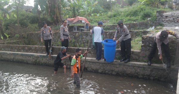 Ingin Wujudkan Kota Bersih dan Hijau, Polres Magelang Kota Gelar Bersih-bersih Lingkungan