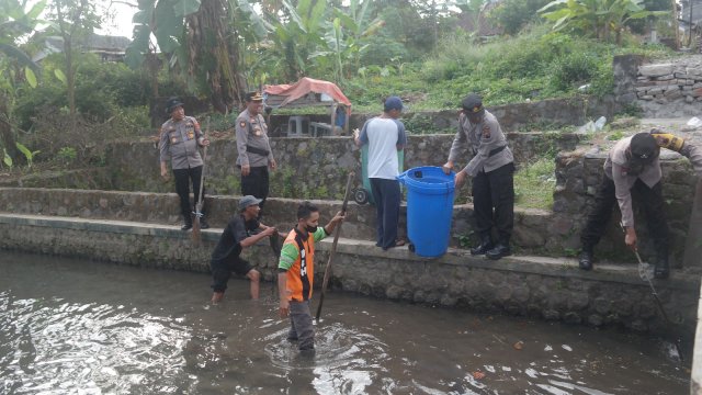 Ingin Wujudkan Kota Bersih dan Hijau, Polres Magelang Kota Gelar Bersih-bersih Lingkungan