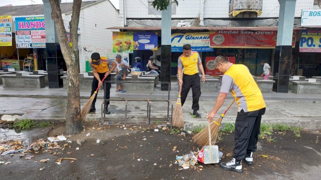 Aksi Peduli Lingkungan, Polsek Muntilan Bersihkan Sampah di Terminal Bus Drs Prajitno