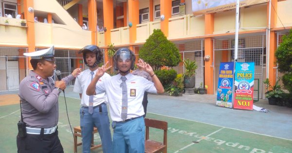 Hari Pertama Masuk Sekolah, Polres Magelang Kota Gelar Operasi Patuh Candi di SMKN 2 Magelang