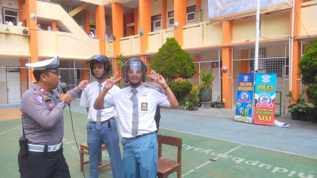 Hari Pertama Masuk Sekolah, Polres Magelang Kota Gelar Operasi Patuh Candi di SMKN 2 Magelang