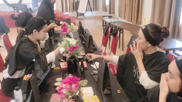 Tim Kosmetik Make Over Sponsori Beauty Class Hasanmitra