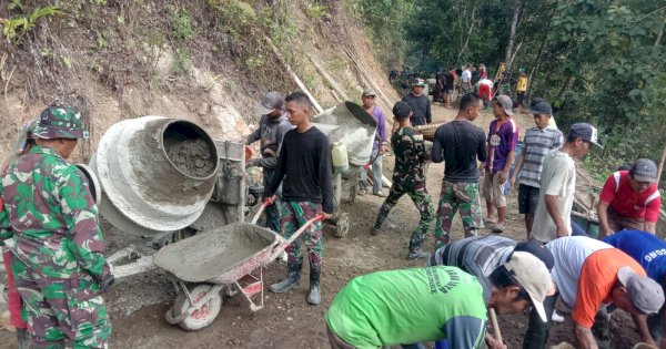 Kejar Tayang, Sinergi TNI dan Masyarakat Genjot Pengerjaan Jalan TMMD Kodim 0701/Banyumas Hingga Dandim Ikut Kerja Pengecoran