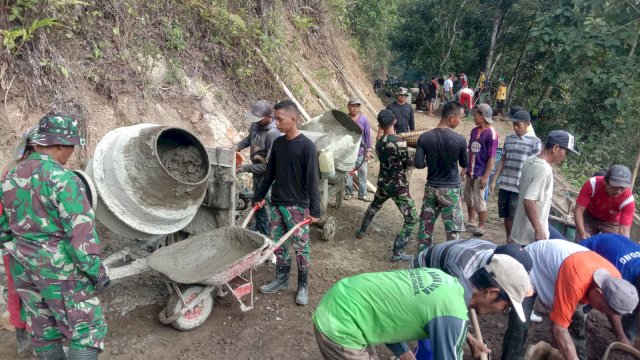 Kejar Tayang, Sinergi TNI dan Masyarakat Genjot Pengerjaan Jalan TMMD Kodim 0701/Banyumas Hingga Dandim Ikut Kerja Pengecoran
