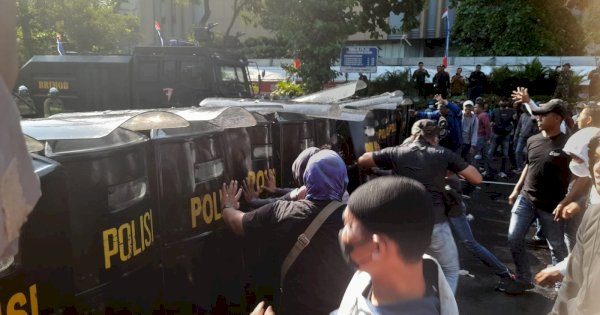 Mencekam, Simpang Lima Semarang Digoyang Demonstran