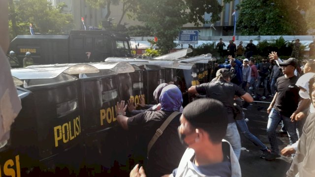 Mencekam, Simpang Lima Semarang Digoyang Demonstran