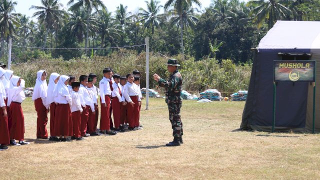 Ratusan Pelajar Serbu Pos Satgas Yonarmed 11 Kostrad