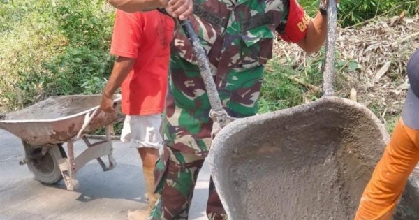 Rela Tak Libur, Babinsa Koramil 03 Mojosongo Pilih Ikut Kerja Bakti