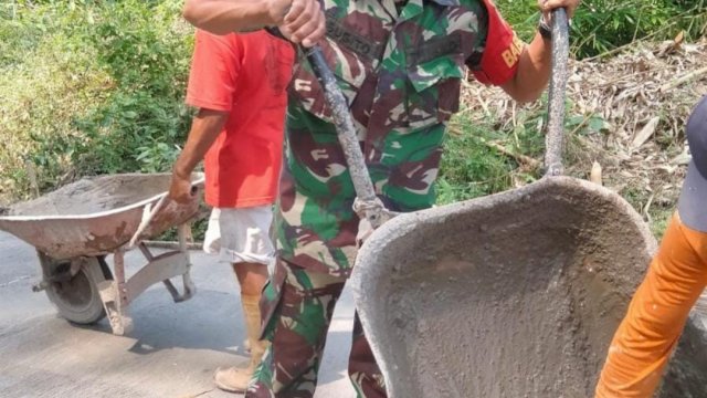 Rela Tak Libur, Babinsa Koramil 03 Mojosongo Pilih Ikut Kerja Bakti