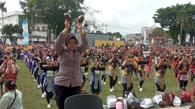 Tarian Sluku-sluku Bathok Polres Magelang Kota Berhasil Pecahkan Rekor MURI Dunia