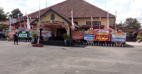 Polri Berulang Tahun ke-77, Polsek Muntilan Dipenuhi Karangan Bunga