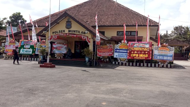 Polri Berulang Tahun ke-77, Polsek Muntilan Dipenuhi Karangan Bunga