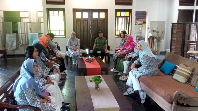 Ibu Rahma Dudung Abdurachman Kunjungi Rumah Tenun Retota di Bandongan Magelang